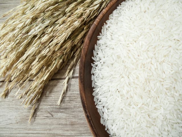 Surowy biały ryż długoziarnisty (parzony, wzbogacony)
