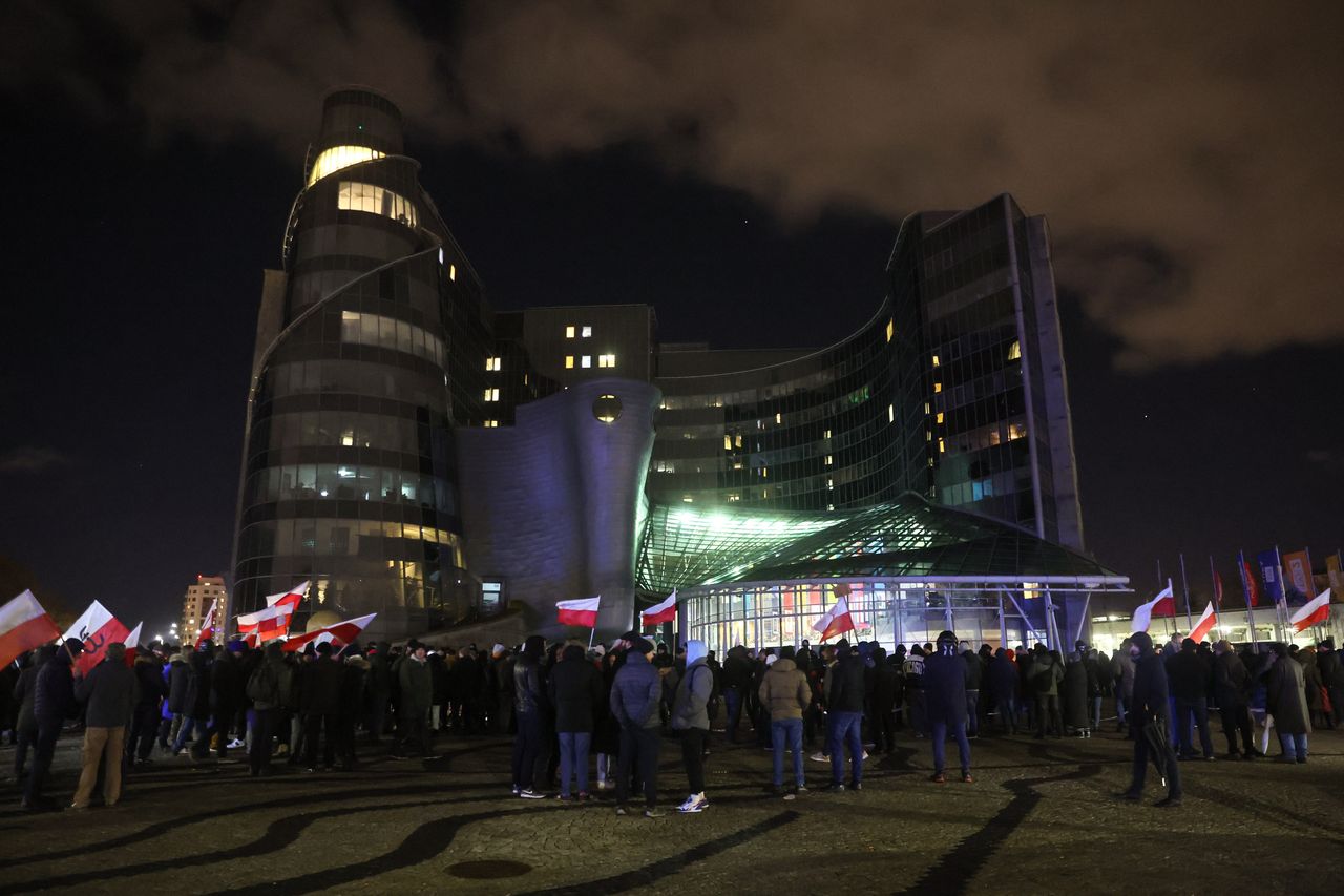 Protest przed TVP w Warszawie