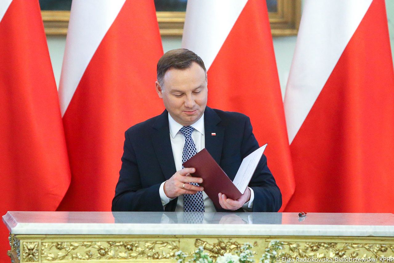 Andrzej Duda to dobry sąsiad. Tak nosi kartony sąsiadce