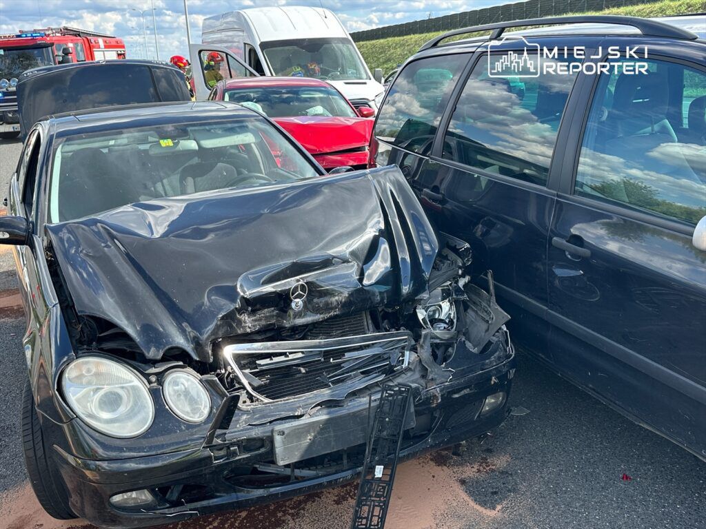 Karambol 6 pojazdów na trasie S2. Są ranni. Korek ma blisko 10 kilometrów!