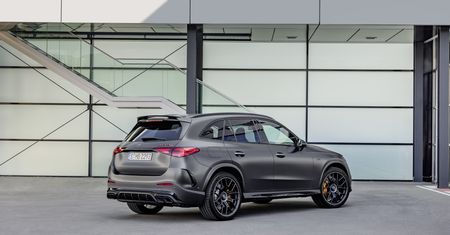 Mercedes GLC doczekał się wersji AMG i (niestety) poszedł w ślady sedana. Moc miażdży
