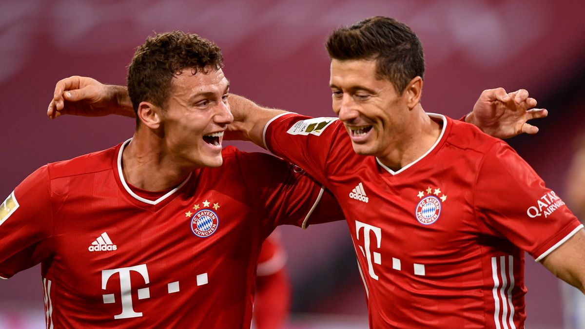 PAP/EPA / LUKAS BARTH-TUTTAS / Na zdjęciu: Benjamin Pavard i Robert Lewandowski