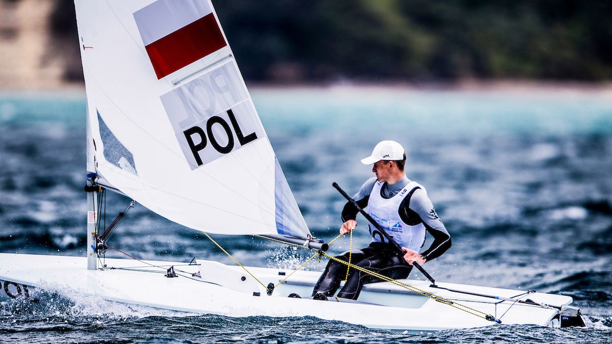 Zdjęcie okładkowe artykułu: Materiały prasowe / Pedro Martinez / Sailing Energy / World Sailing / Na zdjęciu: Jakub Rodziewicz na łódce olimpijskiej klasy Laser