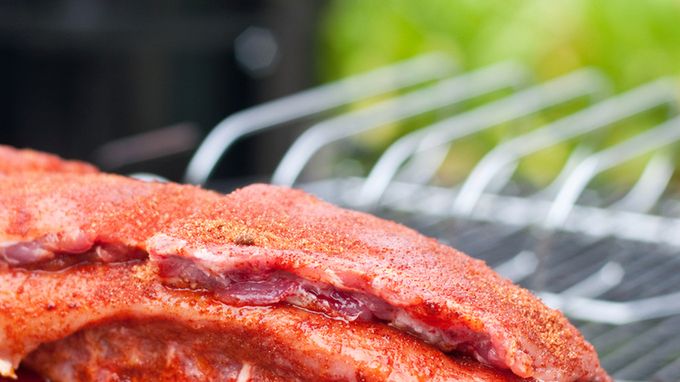 Surowe żeberka wieprzowe z kością (samo mięso)