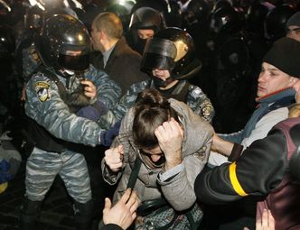 Protesty na Ukrainie. Przepychanki z milicją przed siedzibą rządu