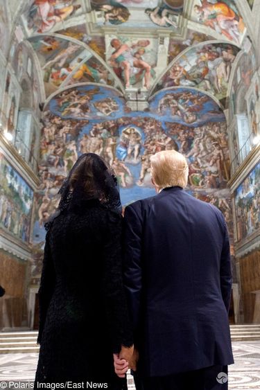 Melania Trump trzyma Donalda Trumpa za rękę w Kaplicy Sykstyńskiej