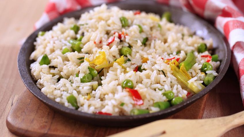 Przyrządzony biały ryż długoziarnisty (podgotowany lub instant, wzbogacony)