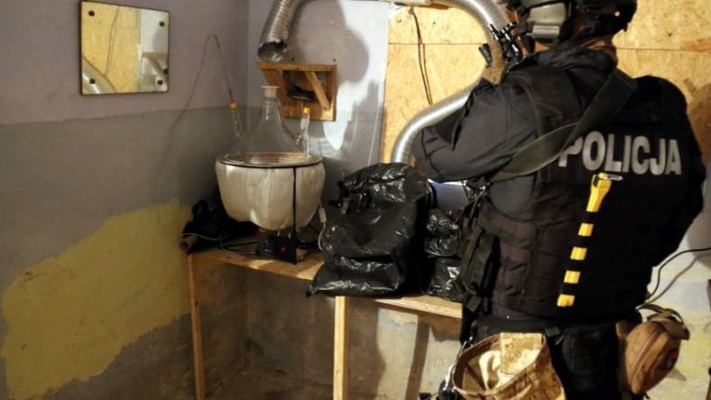 Mazowsze. W mieszkaniu produkował narkotyki, trafił w ręce policji