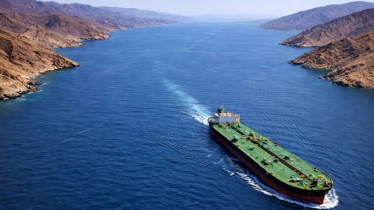 Tankowiec przepływający przez Cieśninę Ormuz