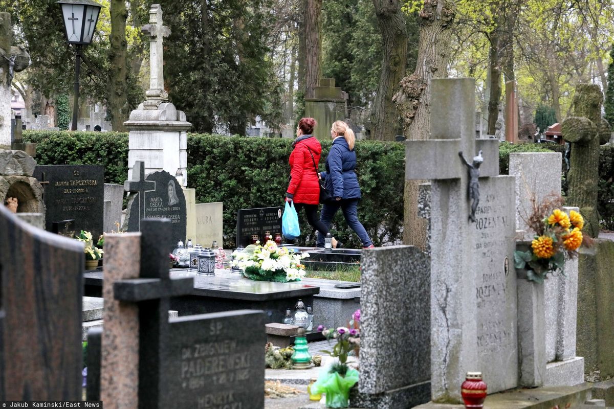 Nieoficjalnie: Cmentarze otwarte na Wielkanoc. Rząd nie planuje powtórki z 2020 roku