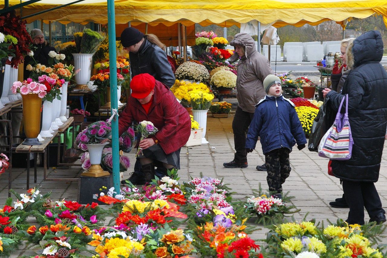 Tyle kosztują znicze i kwiaty przed Wszystkimi Świętymi 2025. Ceny na cmentarzach i w marketach