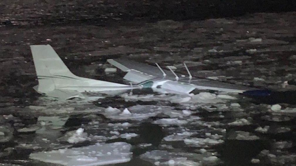 Samolot wpadł do rzeki Hudson.