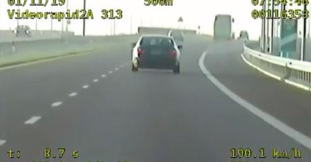 Wyprzedził policjantów jadąc 300 km/h. Dostał 10 punktów karnych i 500 zł mandatu