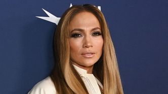 Jennifer Lopez w ultramini odsłania długie nogi na premierze filmu, który wyprodukował Ben Affleck