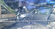Pijany wsiadł za kierownicę opla. Auto uderzyło w drzewo i spłonęło