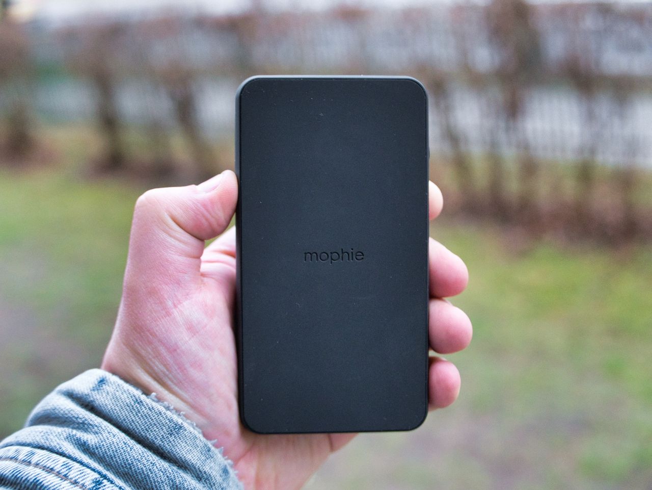 mophie powerstation wireless łatwo zbiera zabrudzenia