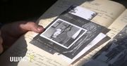 „Ten, co duchy maluje”. Przenosi stare fotografie na ściany drewnianych budynków