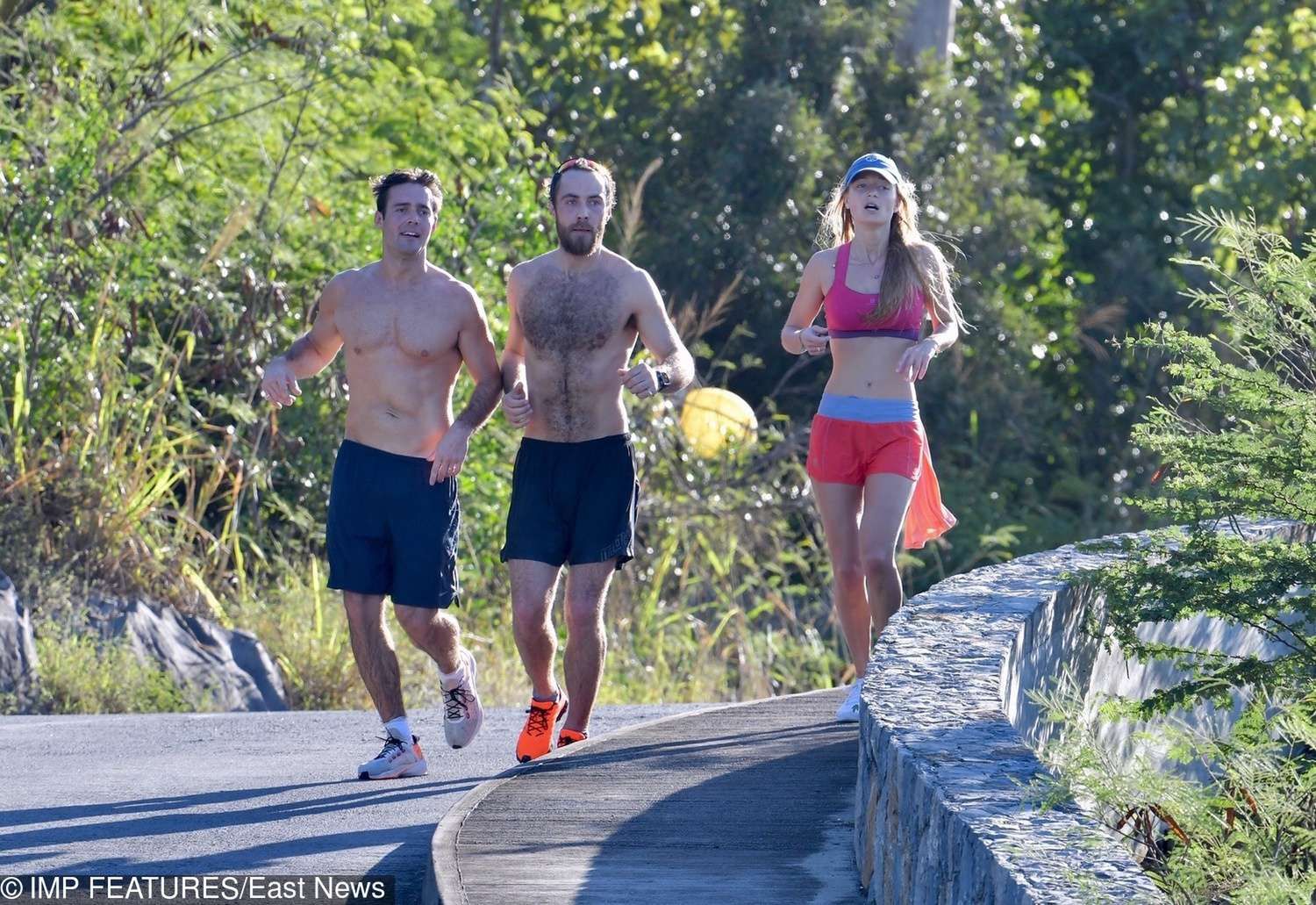 James Middleton na treningu w St Barts. Towarzyszył mu brat Jamesa Matthewsa (mąż Pippy) i jego żona