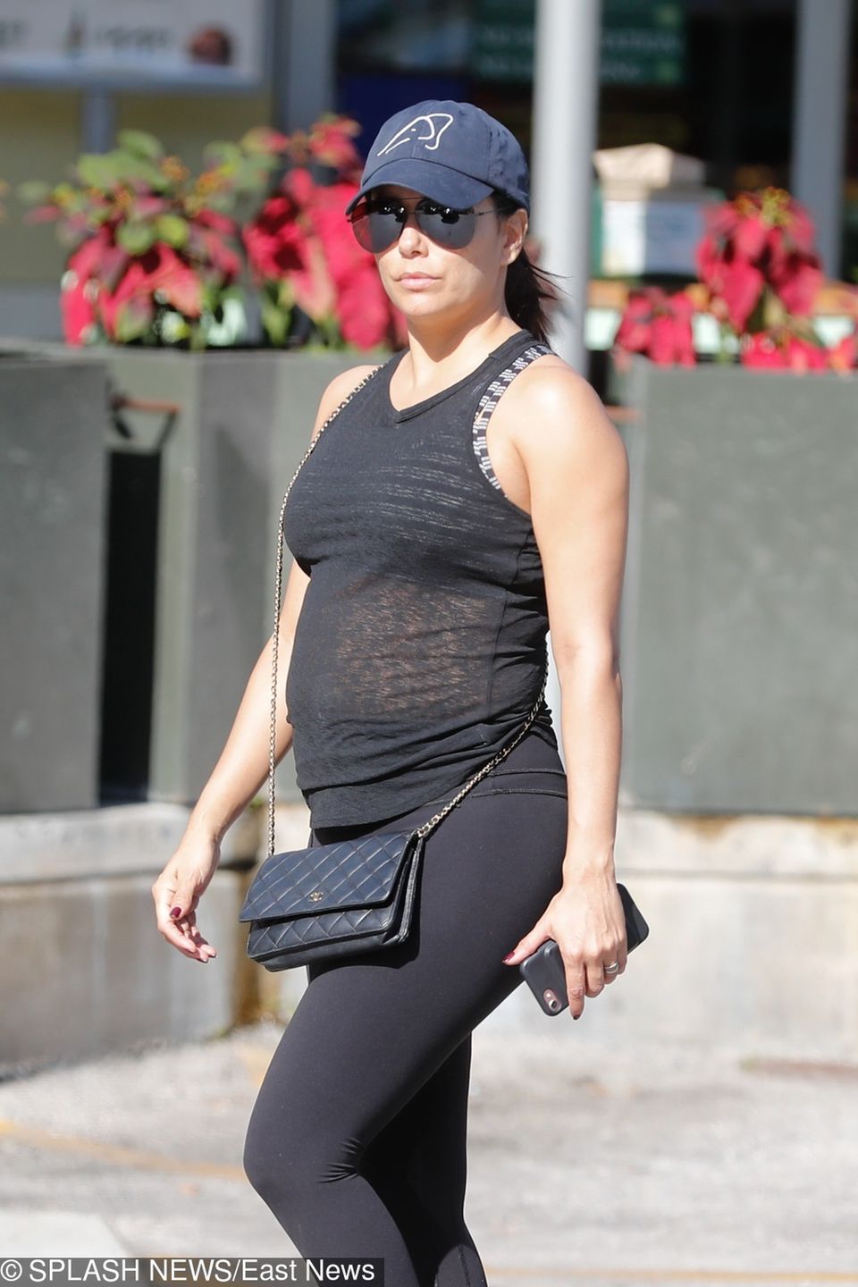 Ciężarna Eva Longoria na spacerze z mężem