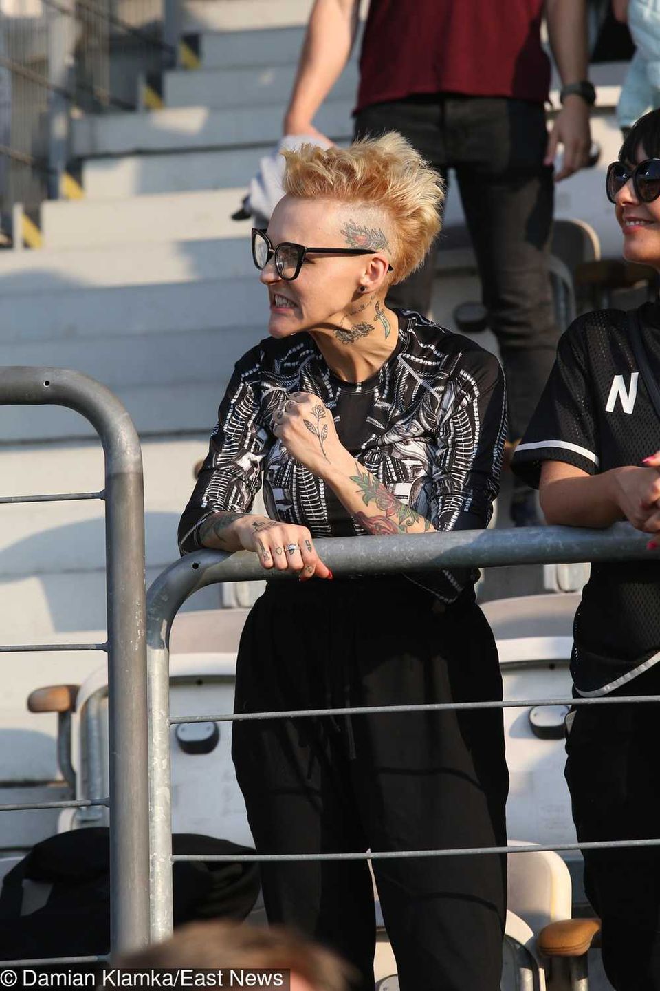 Agnieszka Chylińska w eleganckiej stylizacji wybrała się na stadion piłkarski