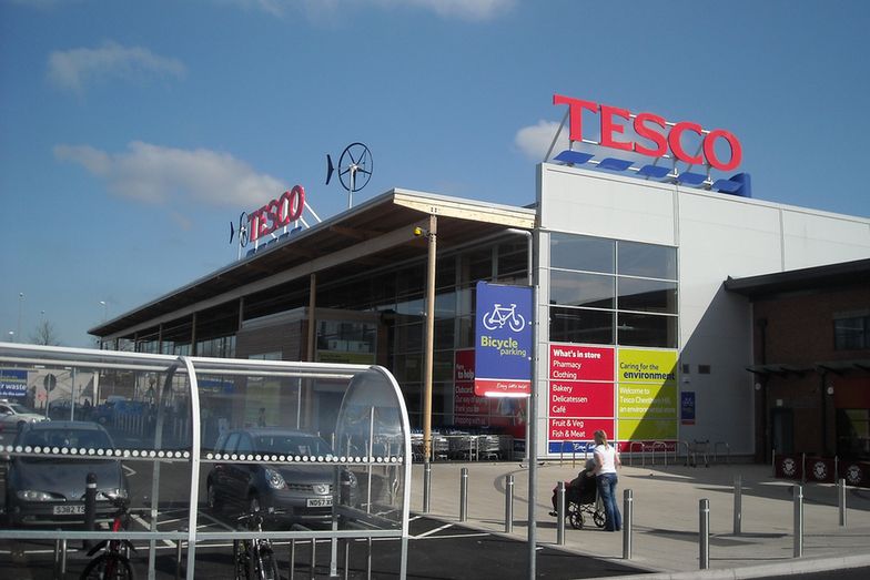 Spada sprzedaż w Tesco. Brytyjczycy szukają oszczędności i zamykają sklepy