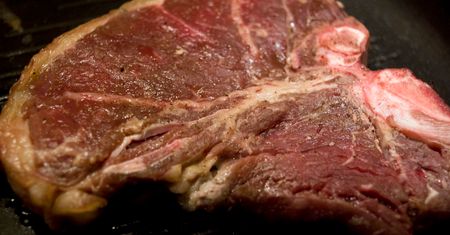 Surowy rostbef wołowy T-bone (mięso i tłuszcz)