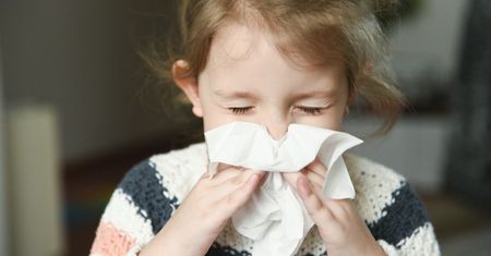 Uciążliwy katar u dziecka. Podpowiadamy, jak bezpiecznie czyścić mały nosek