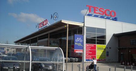 Trzech byłych szefów Tesco z poważnymi zarzutami. Grozi im 10 lat więzienia