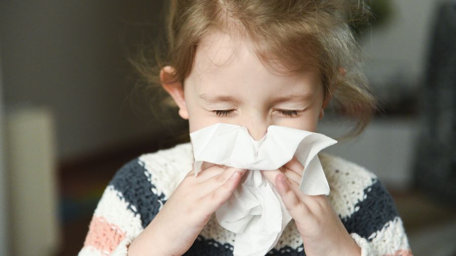 Uciążliwy katar u dziecka. Podpowiadamy, jak bezpiecznie czyścić mały nosek 