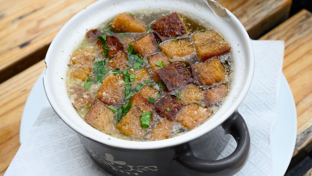 Zupa czosnkowa z grzankami