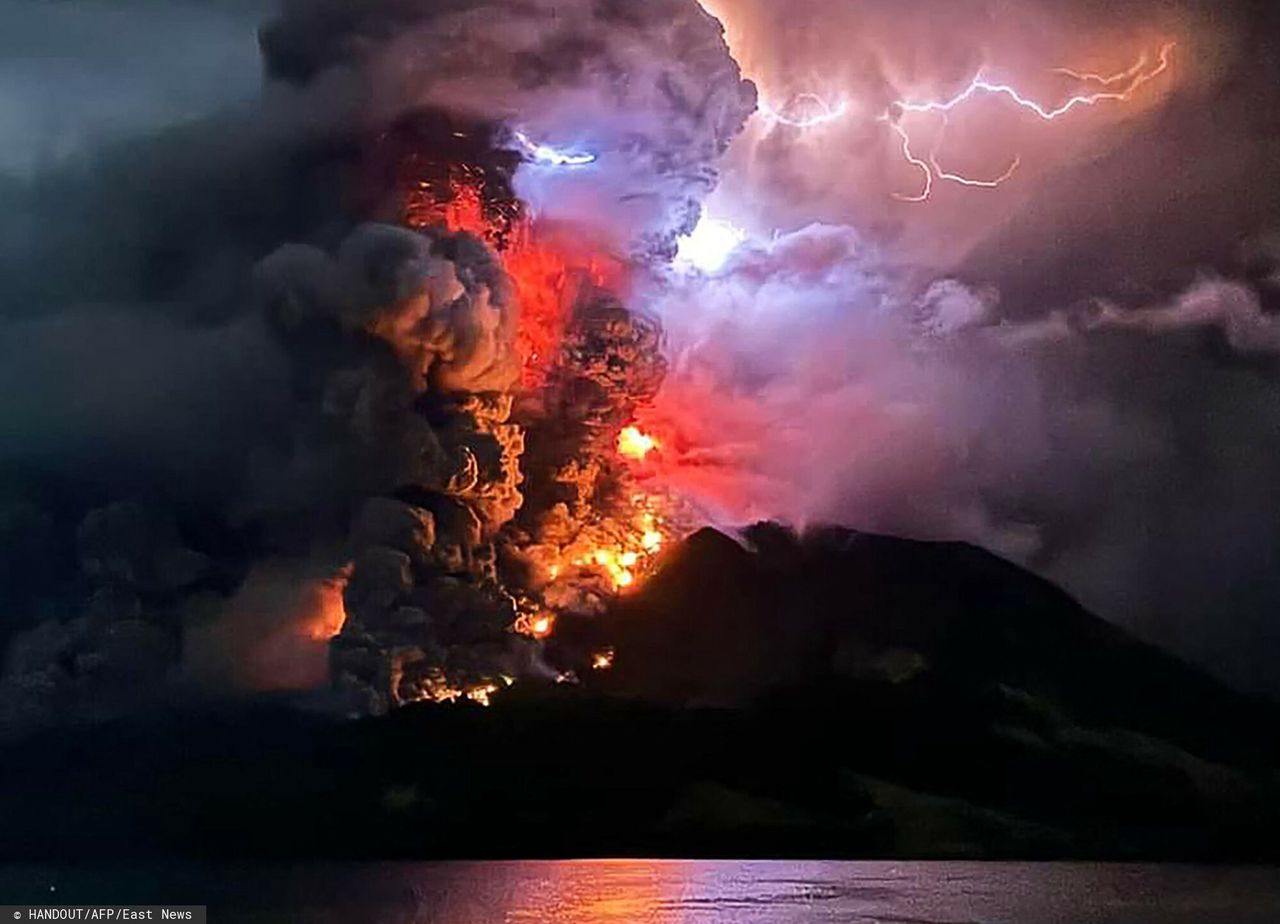 Erupcja wulkanu w Indonezji. Niezwykłe zdjęcia