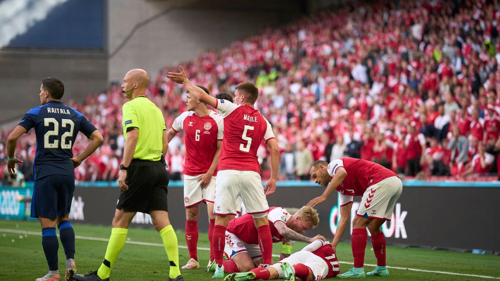 Zdjęcie okładkowe artykułu: Getty Images / Lars Ronbog / Na zdjęciu: moment, w którym Christian Eriksen upadł na boisko
