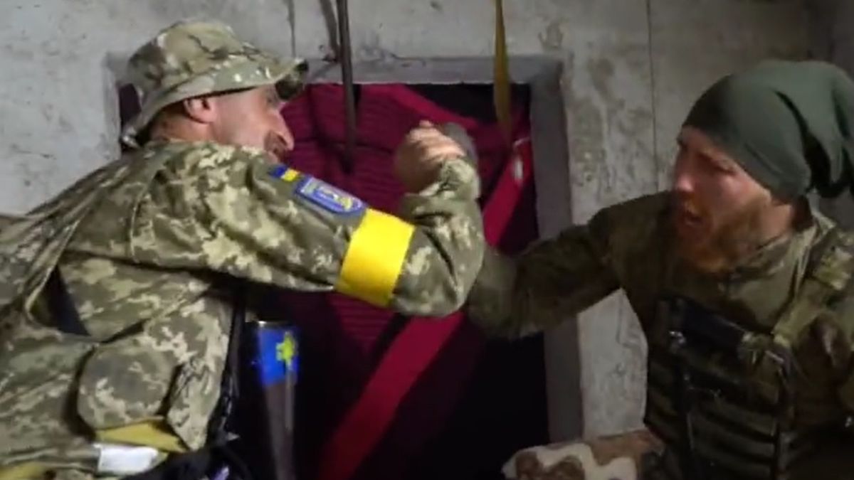 ukraińscy żołnierze cieszą się po golu dla Ukrainy w meczu ze Szkocją