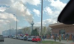 Pożar przed kościołem w Warszawie. Krzyż stanął w ogniu