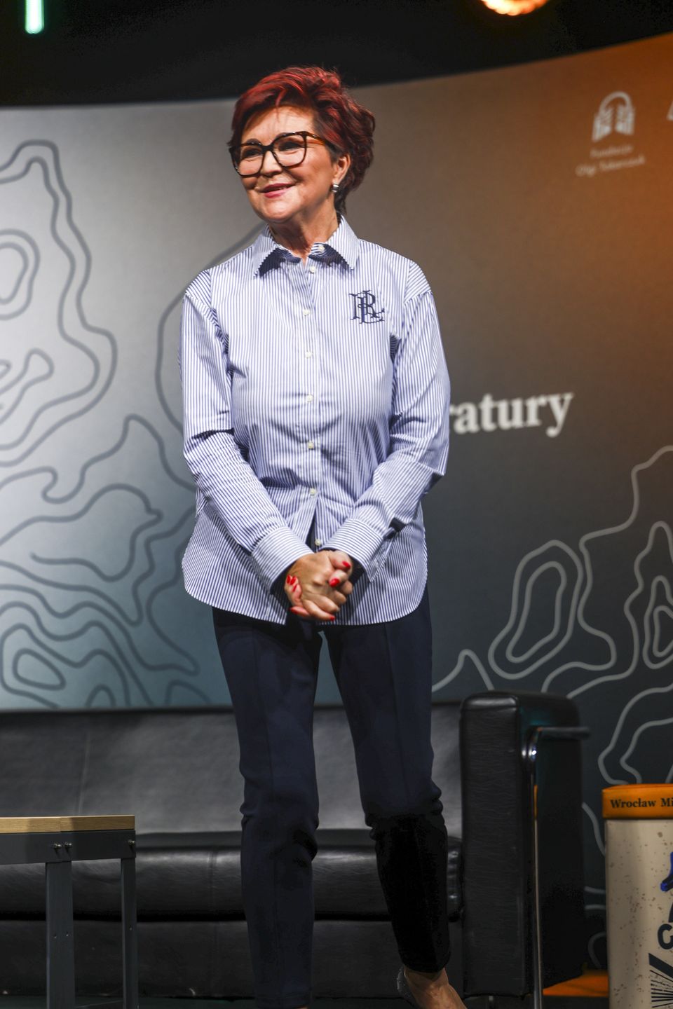 Jolanta Kwaśniewska w koszuli w prążki 