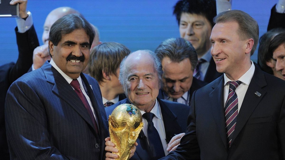 Joseph Blatter (w środku) z pucharem mistrzostw świata