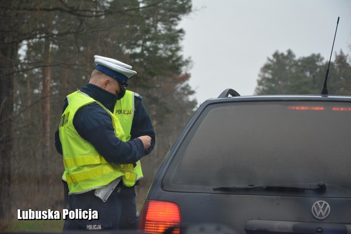 Święta Bożego Narodzenia na drogach. Pogoda, obostrzenia i przypomnienie przepisów