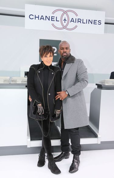 Kris Jenner i Corey Gamble na pokazie Chanel wiosna-lato 2016 (fot. East News)