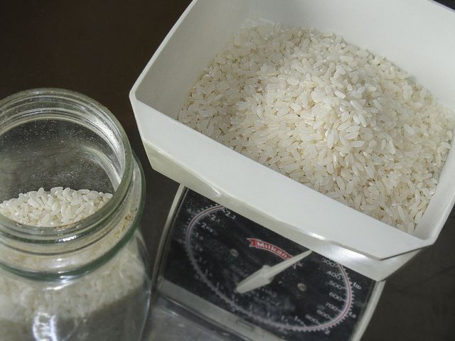 Surowy biały ryż krótkoziarnisty (wzbogacony)
