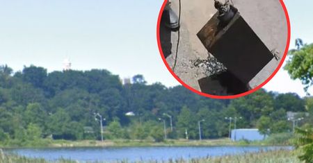Wędką na magnes łowią od pandemii. Takiego skarbu z jeziora się nie spodziewali