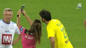 Żółta kartka pretekstem do selfie z gwiazdą. Pani sędzia meczu Izrael - Brazylia zaskoczyła Kakę (wideo)