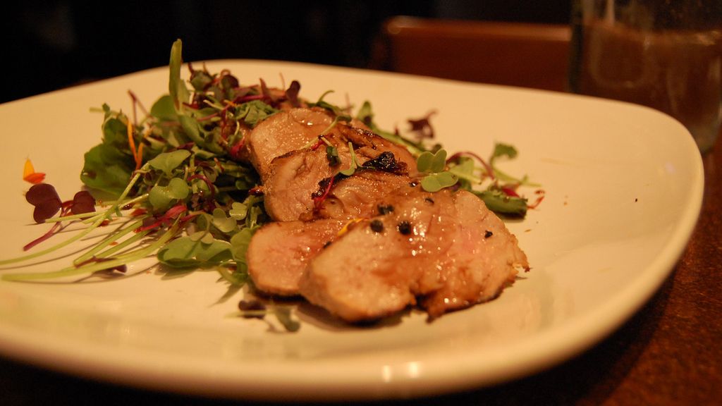 Duszony schab wieprzowy z kością (mięso i tłuszcz)