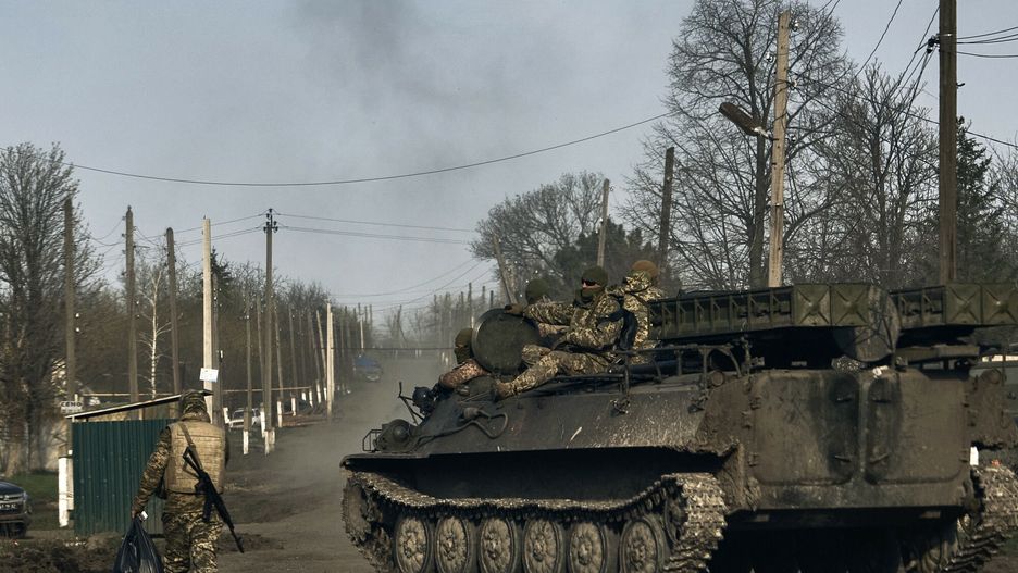 Ukraina - arch 2
Ukrainian soldiers ride atop an APC in the heaviest battles with the Russian invaders in Bakhmut, Donetsk region, Ukraine, Sunday, April 9, 2023. (AP Photo/Libkos)
LIBKOS