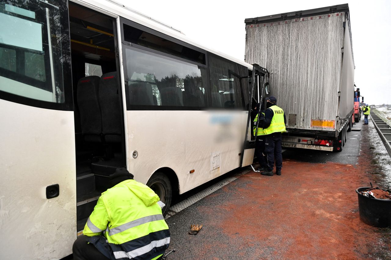 Mazowsze. Miejsce wypadku na trasie S8, gdzie doszło do zderzenia dwóch ciężarówek i autobusu