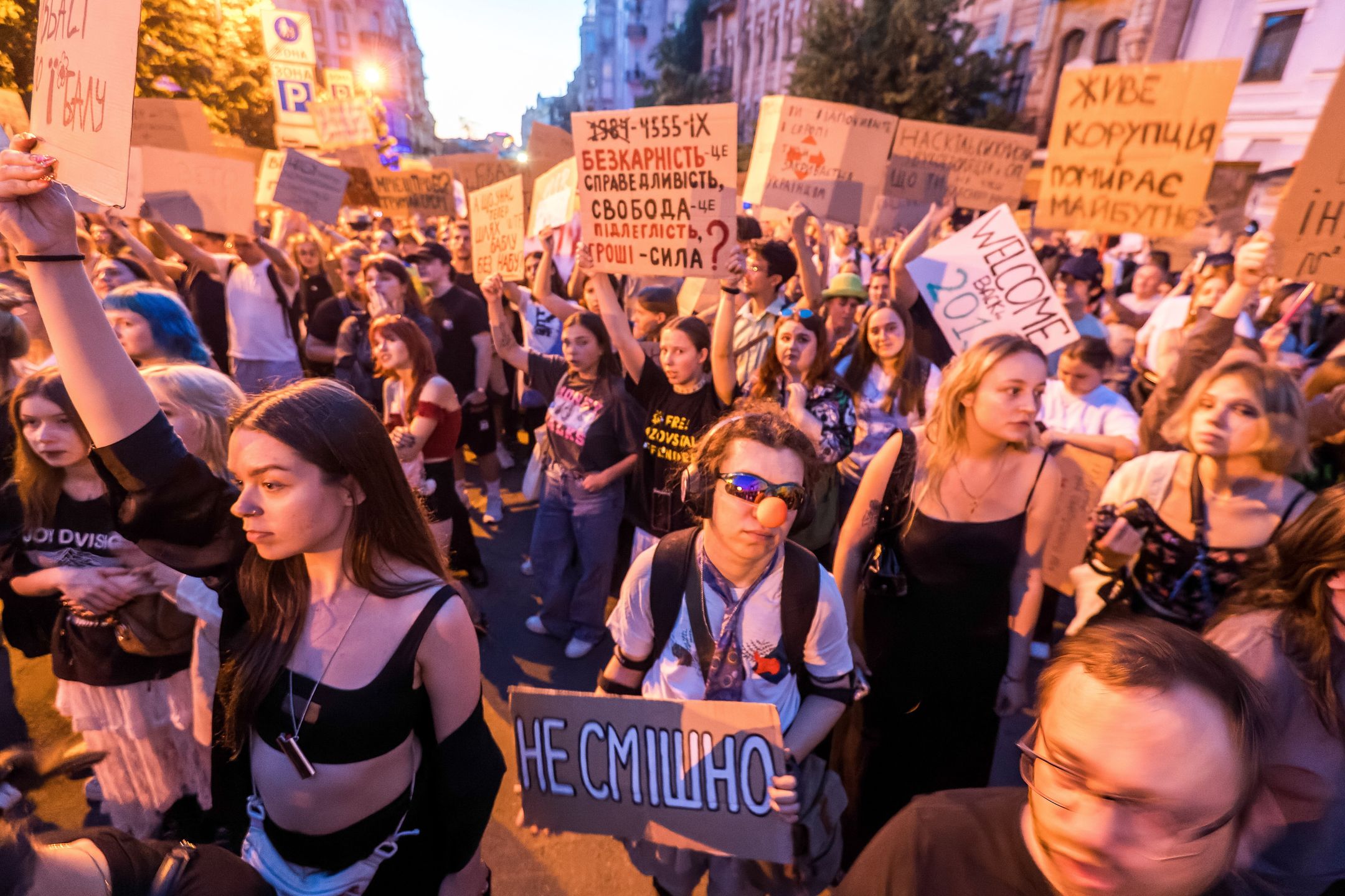 Kijów, Ukraina, 23.07.2025. Wiec przeciwko przyjętej przez Radę Najwyższą ustawie, która ogranicza niezależność Narodowego Biura Antykorupcyjnego Ukrainy (NABU) i Specjalnej Prokuratury Antykorupcyjnej (SAP), w Kijowie, 23 bm. Dzisiaj w wielu dużych miastach Ukrainy, w tym w Kijowie, Charkowie, Lwowie, Winnicy i Mikołajowie, odbyły się protesty. (ad) PAP/Vladyslav Musiienko ***Do tego materiału zdjęciowego dostępna jest również depesza w systemie CSI, pt.: Ukraina/ Zełenski zapowiedział stworzenie nowej ustawy o instytucjach antykorupcyjnych***
