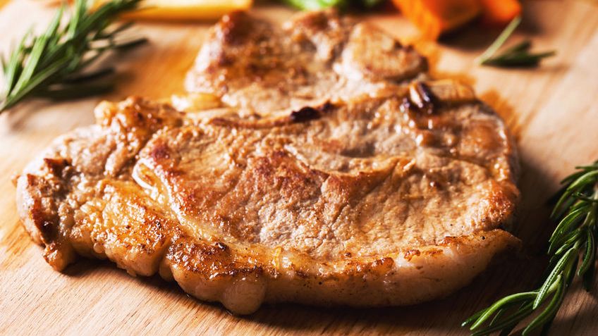 Opiekany schab wieprzowy z kością (mięso i tłuszcz)