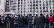 Proukraiński protest w stolicy Krymu; zwolennicy Rosji wywiesili flagi w Doniecku