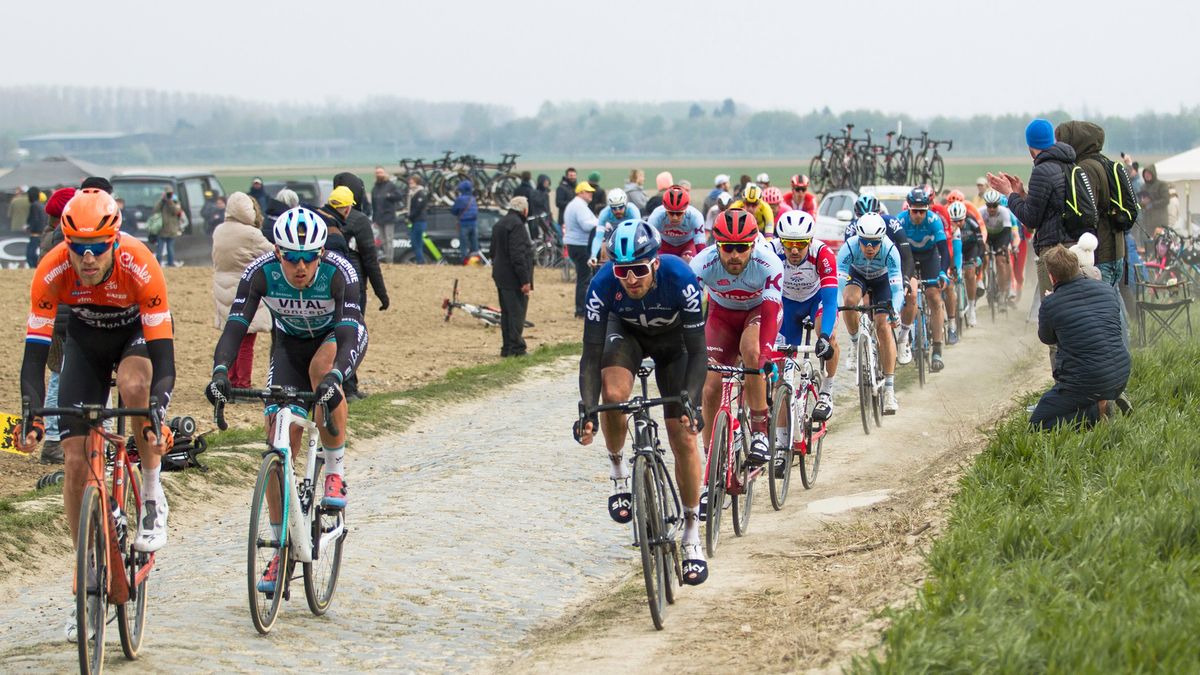kolarze podczas wyścigu Paris-Roubaix