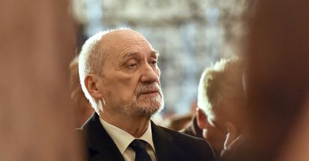 Macierewicz zablokował wyjazd. Strażnicy robili mu zdjęcia