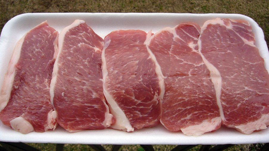 Surowy schab wieprzowy z kością (samo mięso)